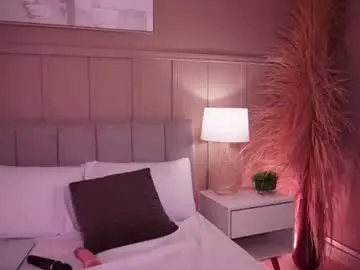 Curvyliciouss  live sex cam