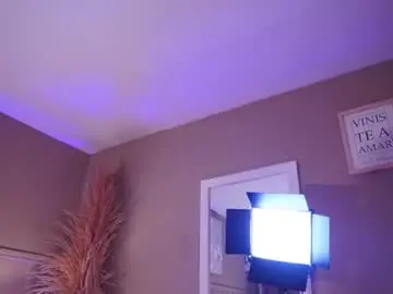 Curvyliciouss  live sex cam