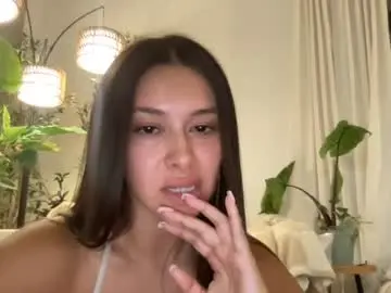 Naughtyyyynicole  live sex cam