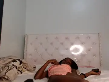 Ebonypetitequeen  live sex cam