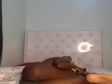 Ebonypetitequeen  live sex cam