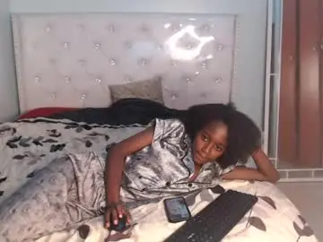 Ebonypetitequeen  live sex cam