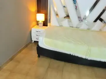 Linda4petite  live sex cam