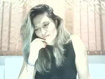 Lionessmom  live sex cam