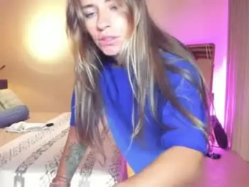 Holy_khloe  live sex cam