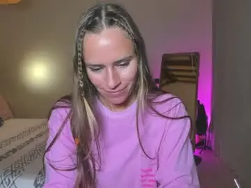 Holy_khloe  live sex cam