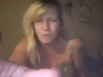 Yourmomma999  live sex cam
