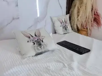 Hannahill69  live sex cam