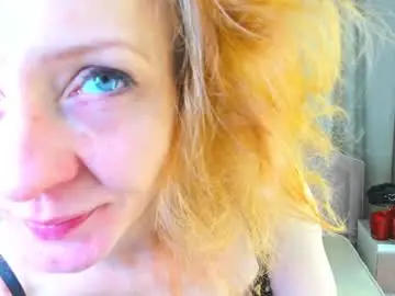 Squirtymom  live sex cam