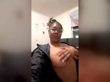 Curvyqueen8207  live sex cam