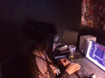 Crystalhouse444  live sex cam