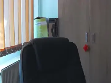 Wildbea23  live sex cam