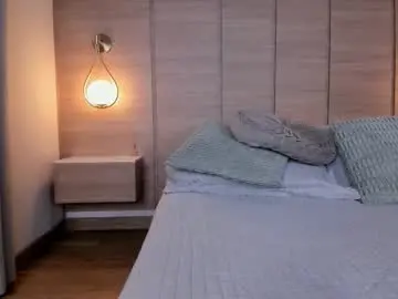 Emilia_1040  live sex cam