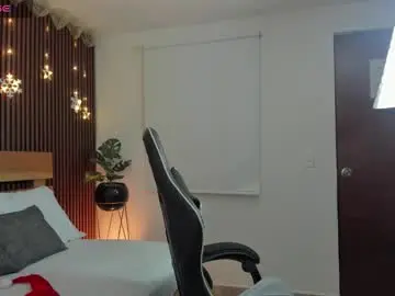 Yaya23x  live sex cam