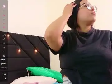 Curvybuffgirl  live sex cam