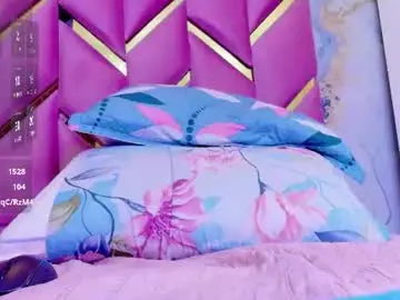 Curvybuffgirl  live sex cam