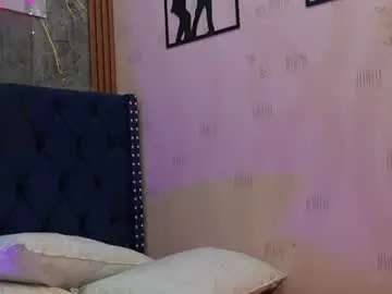 Curvybuffgirl  live sex cam