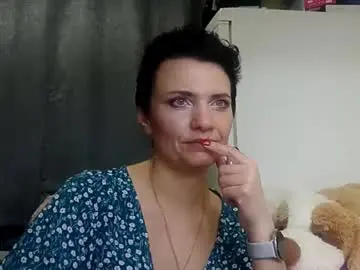 Hotmamaqueen234  live sex cam