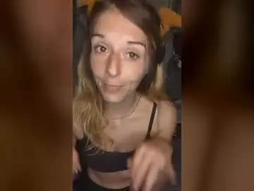 Hannahkisses4u  live sex cam