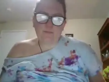 Fuzzypeaches87  live sex cam