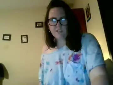 Fuzzypeaches87  live sex cam