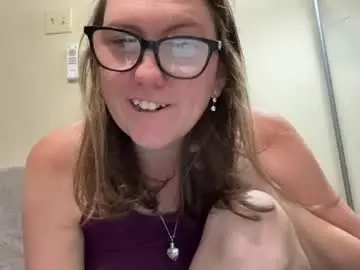 Fuzzypeaches87  live sex cam