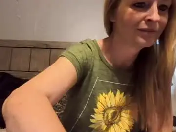 Pizzedwife  live sex cam