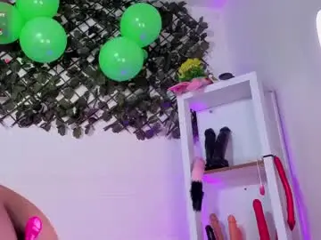 Louise_nails  live sex cam