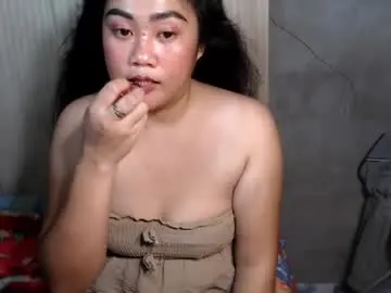 Naughtyhotlyndee  live sex cam