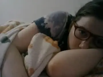 Shyhotnerd  live sex cam