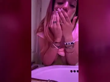 Nyeliej  live sex cam