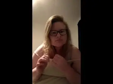 Kiwigirl33  live sex cam