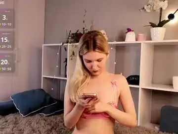 Blondiecharm  live sex cam