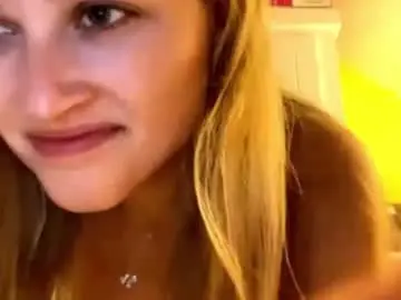 Chloeee19x  live sex cam