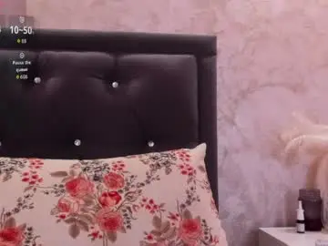 Raelledarkstar  live sex cam