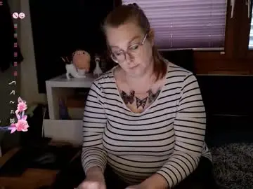 Hot_beautiful_milf  live sex cam