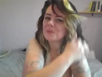 Inkedcurvybrat  live sex cam