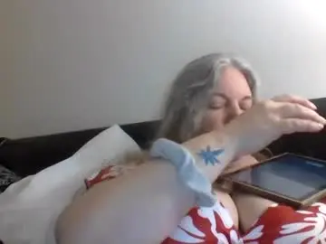 Hippysnewhere  live sex cam