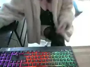 Foxyroxy122  live sex cam