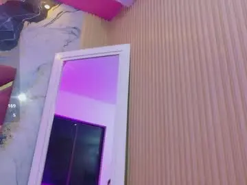 Hornybarelylegalgirl  live sex cam