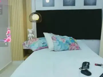 Hornybarelylegalgirl  live sex cam