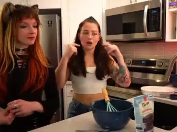 Cutiecreature  live sex cam