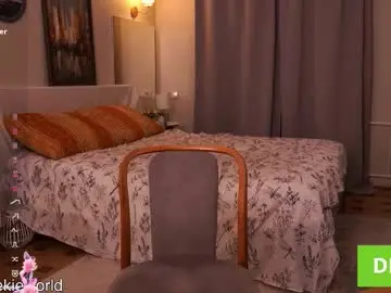 Cheekie_breekie  live sex cam