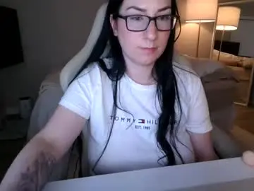 Unhingedmikayla  live sex cam