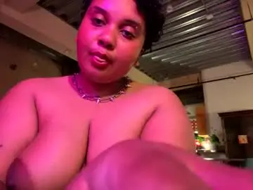 Yoursmomsfavorite  live sex cam