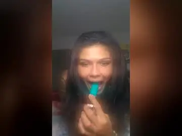 Raveybabeyy32  live sex cam