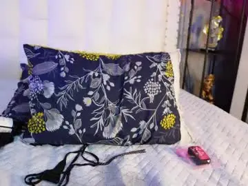 Slutlittlecamila  live sex cam