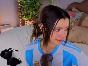 Moontongue  live sex cam