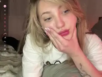 Kellynaive  live sex cam