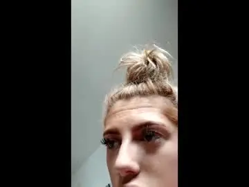 Sexyblondebombshell703890  live sex cam